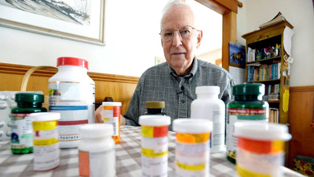 Adulto mayor y compra online de medicamentos.