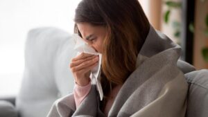 De niños abrigados como cebollas hasta el “andar descalzo enferma”: desmentimos los mitos más comunes del invierno y te damos recomendaciones simples (y efectivas) para cuidarte bien esta temporada.