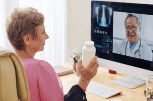 Cada vez más personas optan por atenderse online para resolver dudas médicas, renovar recetas o acceder a especialistas sin esperas ni traslados. Pero todavía hay quienes no saben cómo funciona, cuánto cuesta o qué tan válida es una receta digital. Quédate, que te lo contamos.